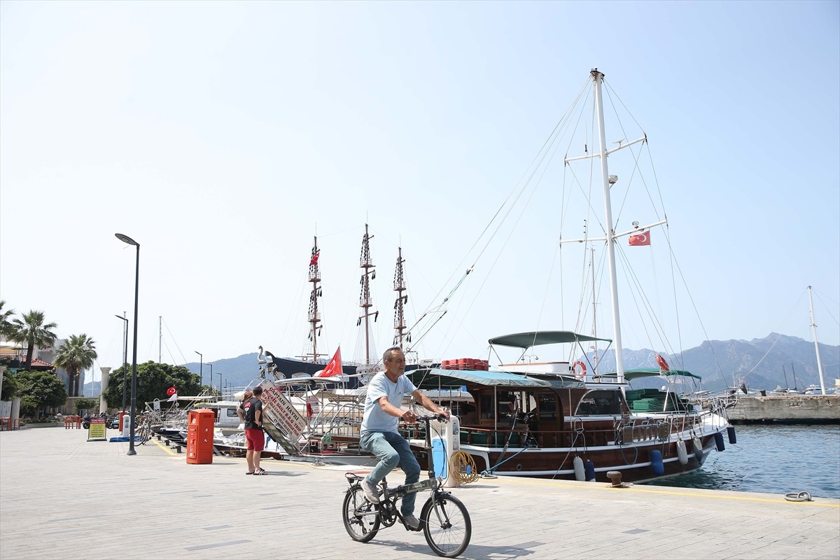 Depremin hissedildiği Marmaris ilçesinde günlük yaşam devam ediyor. İlçede tatilini geçiren yerli...