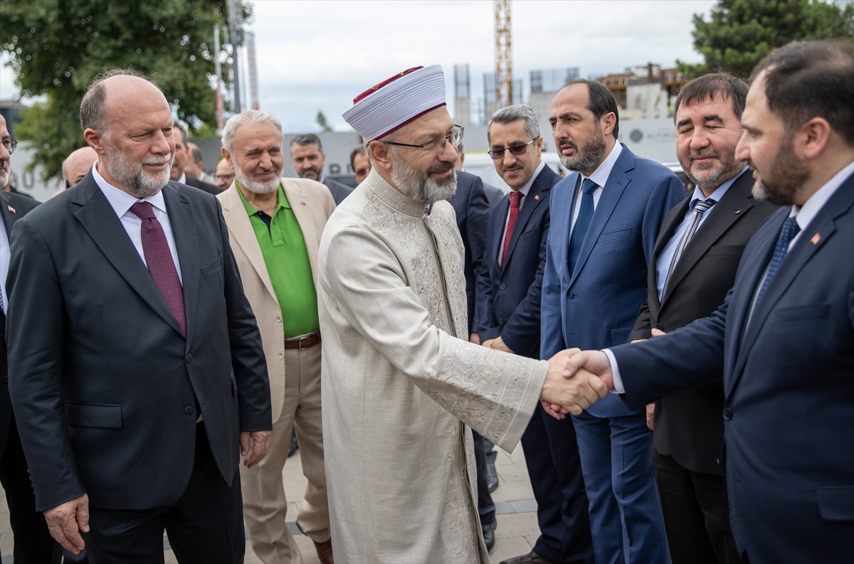 Diyanet İşleri Başkanı Ali Erbaş, Serdivan İlçe Belediyesi Konferans Salonu'nda düzenlenen "2025...
