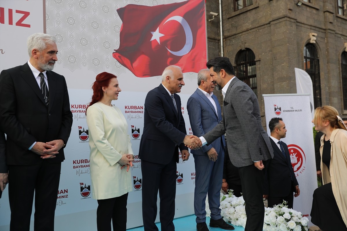 Diyarbakır'da Kurban Bayramı dolayısıyla bayramlaşma programı düzenlendi. Merkez Sur ilçesindeki...