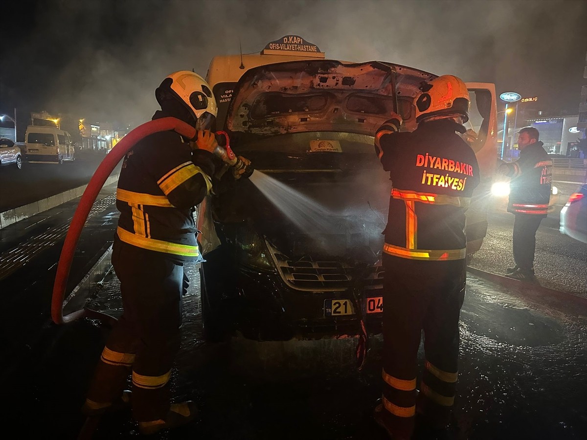 Diyarbakır'da merkez Kayapınar ilçesinde seyir halindeki yolcu minibüsünde çıkan yangın itfaiye...