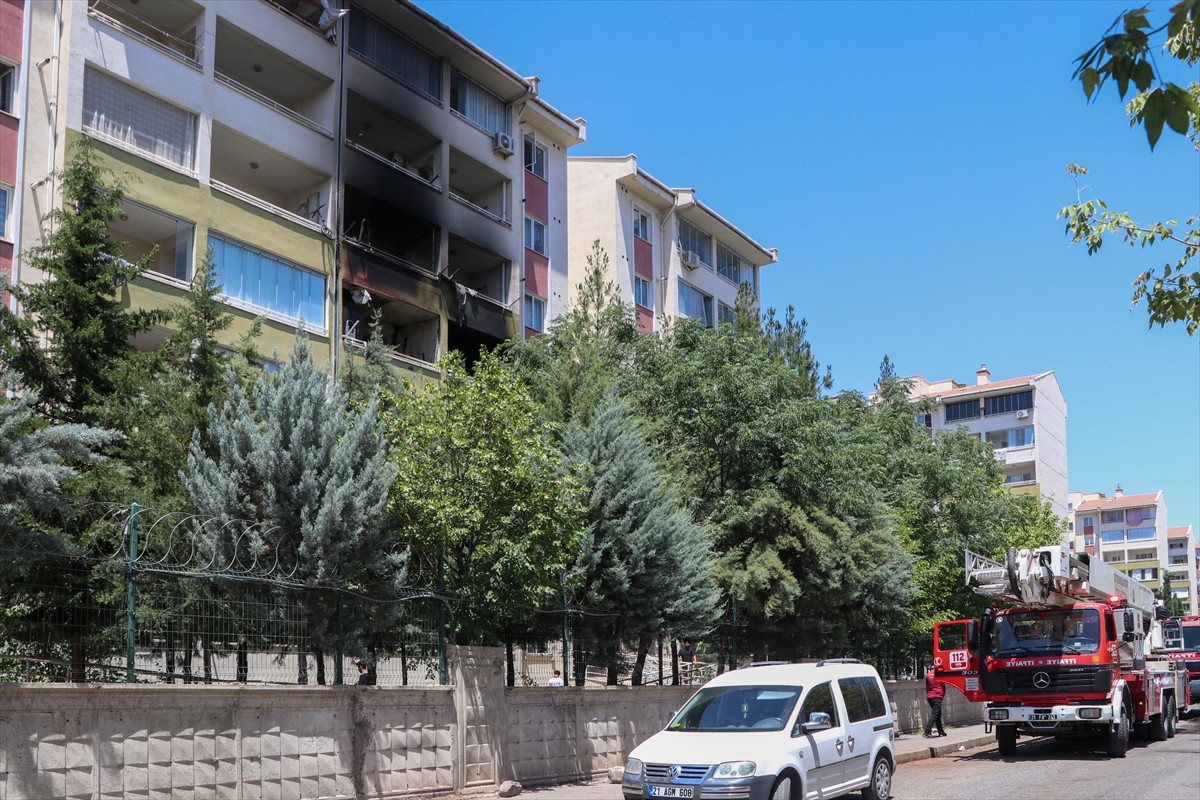 Diyarbakır'ın merkez Kayapınar ilçesinde bir binada çıkan yangında dumandan etkilenen 3 kişiden...