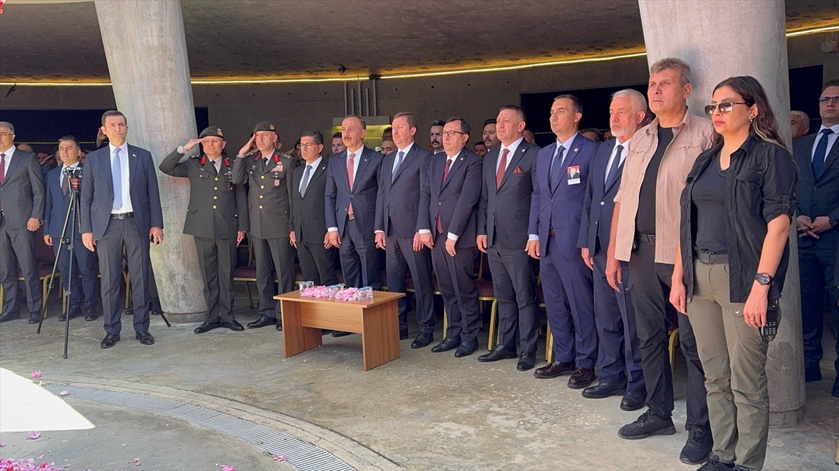 Dokuzuncu Cumhurbaşkanı Süleyman Demirel için ölümünün 10. yılında memleketi Isparta'daki anıt...