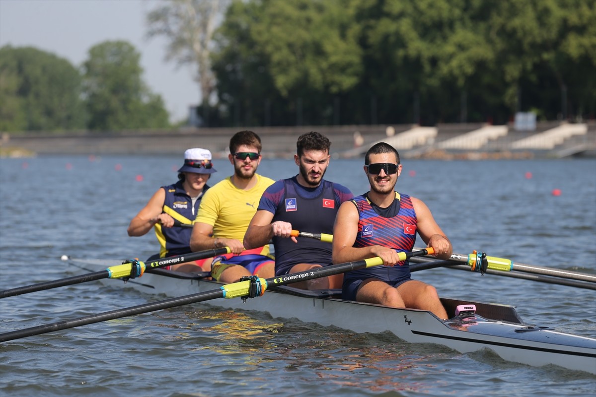 Dünya 23 Yaş Altı Kürek Şampiyonası'nda yarışacak milli kürekçiler, hazırlıklarını Meriç Nehri'nde...