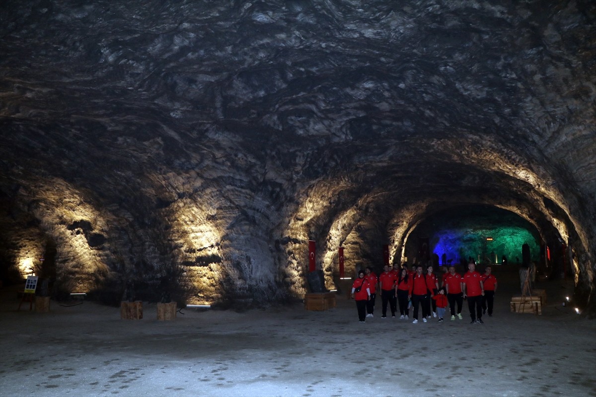 Dünya şampiyonasına hazırlanan Savate Combat Milli Takımı, Yer Altı Tuz Şehri'ni ziyaret ederek...