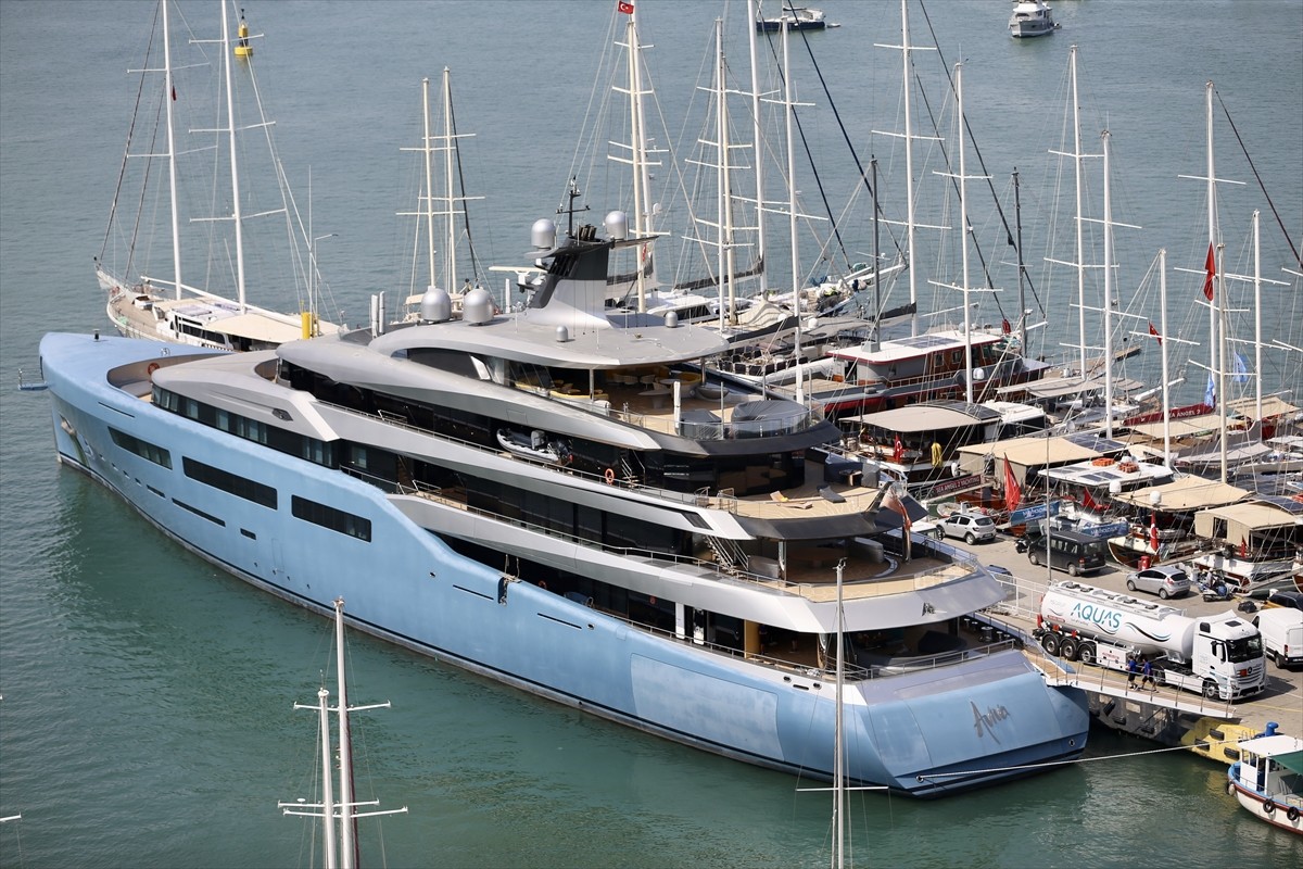 Dünyanın en büyük yatları arasında gösterilen "Aviva", yakıt ikmali için Muğla'nın Fethiye...