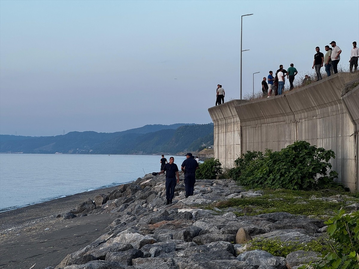 Düzce'nin Akçakoca İlçesi'nde serinlemek için denize giren kişi boğularak hayatını...