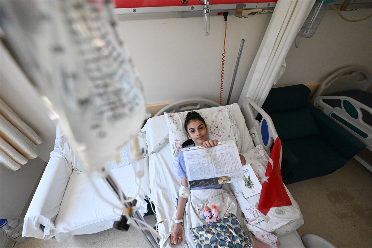 Düzce Gençlik Merkezi gönüllüleri, rahatsızlıkları nedeniyle tedavi gören çocuklara karnelerini...