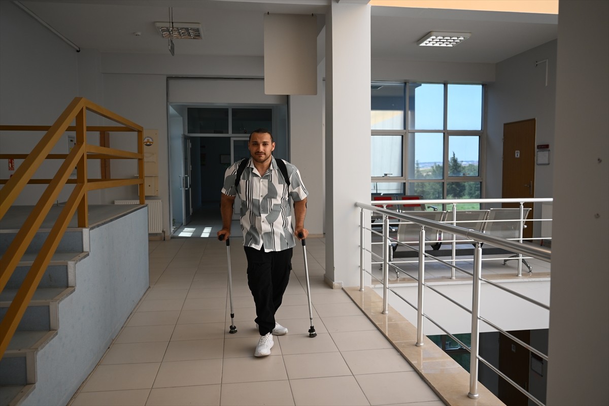 Edirne'de bedensel engelli Cemal Hazar Kahraman (25) beden eğitimi öğretmeni olarak atanmanın...