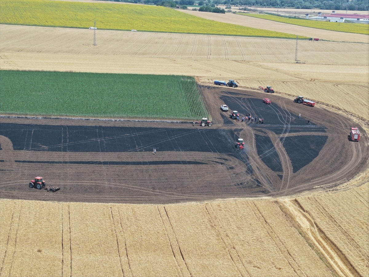  Edirne'de buğday tarlasında çıkan ve çiftçiler ile itfaiye ekiplerinin müdahalesiyle söndürülen...