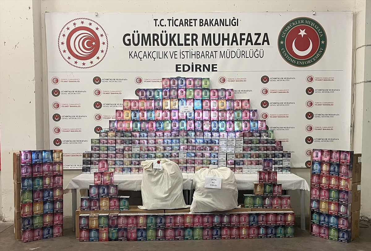 Edirne'de düzenlenen kaçakçılık operasyonlarında, 29 kilo 576 gram esrar, 20 bin elektronik sigara...
