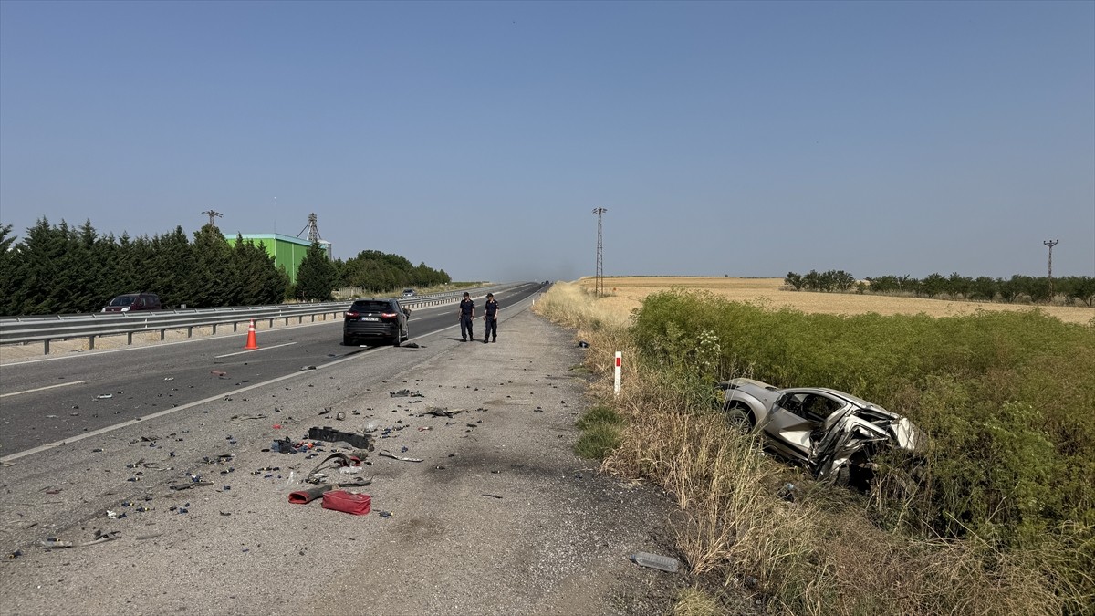 Edirne'de, Havsa-Edirne kara yolunda iki aracın çarpışması sonucu 1 kişi öldü, 1 kişi yaralandı....