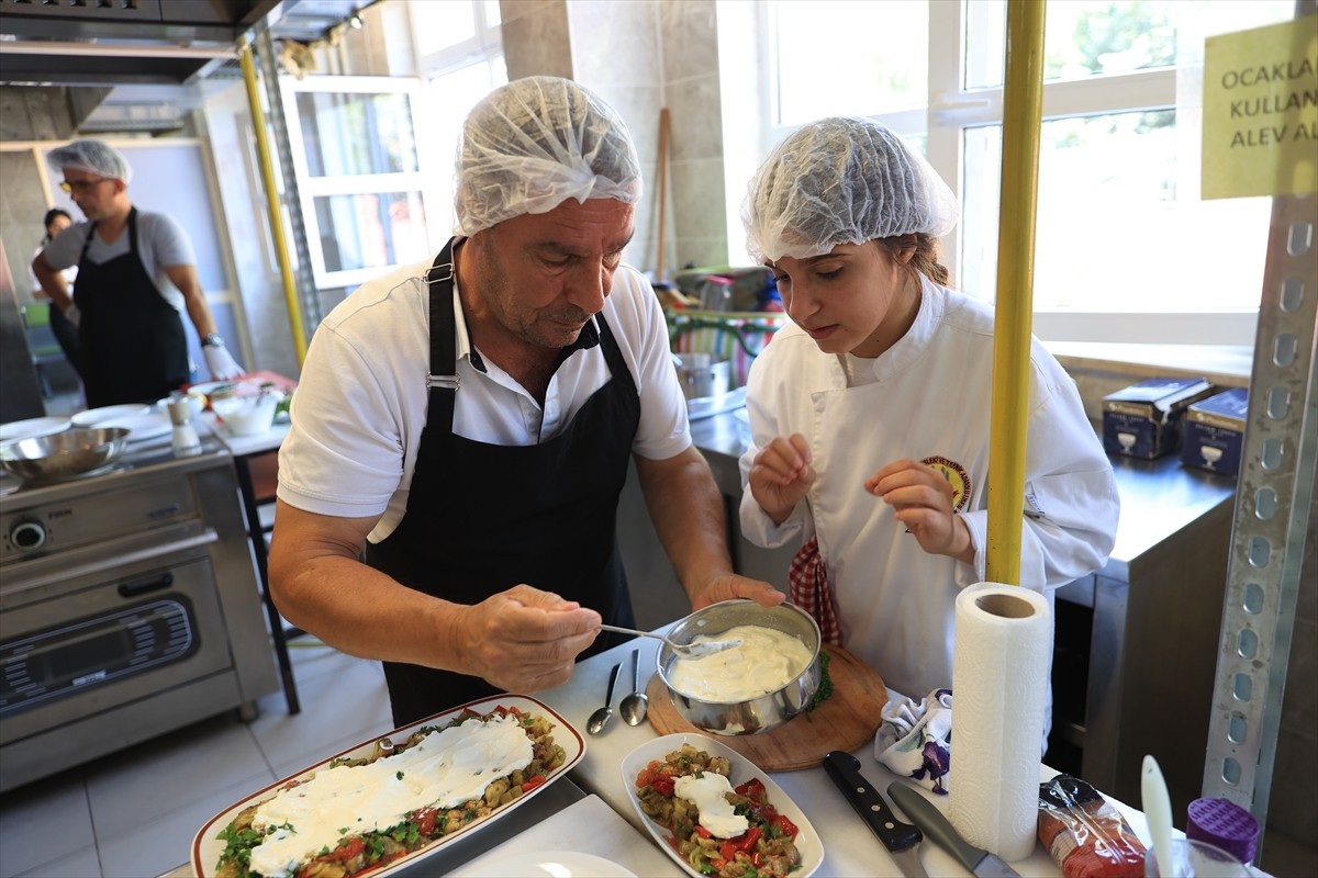 Edirne'de "Aile Yılı" etkinlikleri kapsamında Aileler Yemek Yarışması düzenlendi. Aile ve Sosyal...