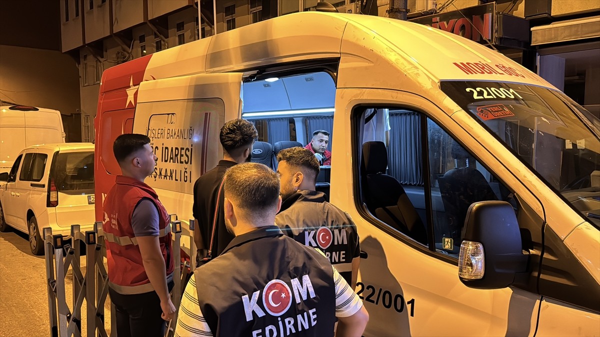 Edirne'de "Düzensiz Göç ile Mücadeleye Yönelik Huzur Uygulaması " kapsamında 13 düzensiz göçmen...