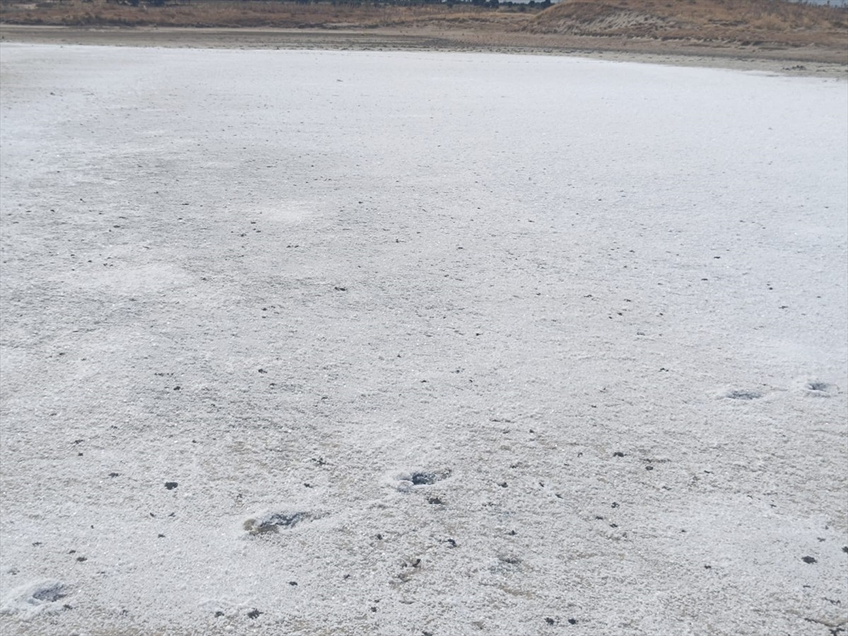 Edirne'nin Enez ilçesinde aşırı sıcaklar nedeniyle suyu buharlaşan Taşaltı Gölü, beyaz ve parlak...