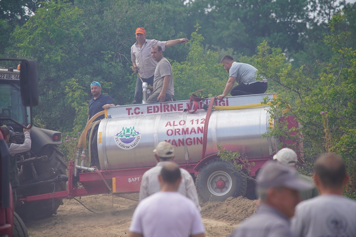 Edirne'nin Lalapaşa ilçesinde çıkan orman yangınına havadan ve karadan müdahale ediliyor.