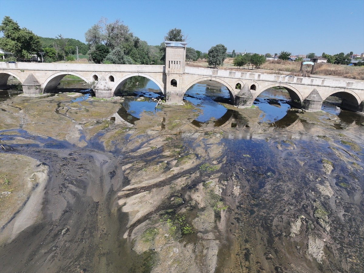 Edirne'nin önemli su kaynaklarından Tunca Nehri'nde, kuraklık ve aşırı sıcaklara bağlı...