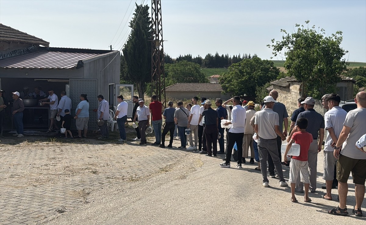 Edirne'nin Süloğlu ilçesine bağlı Yağcılı köyünde, bir asırdır yaşatılan gelenekle pişirilen...