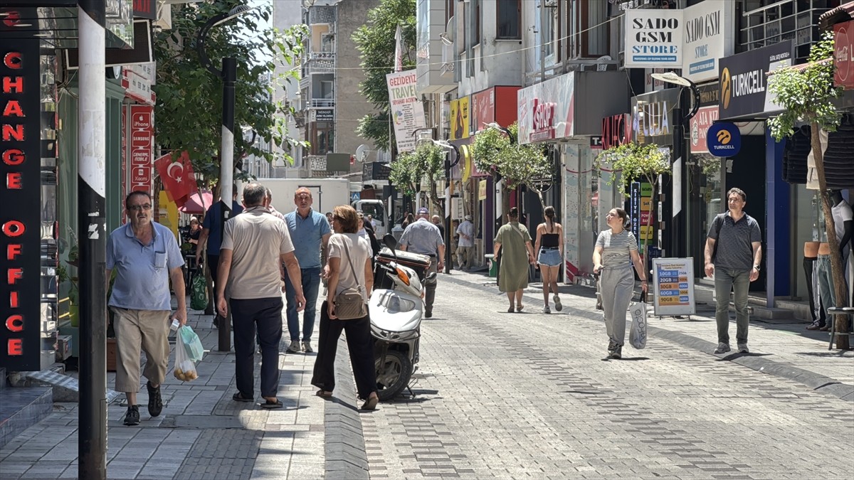 Edirne, Kırklareli ve Tekirdağ'da etkili olan sıcak hava günlük yaşamı olumsuz etkiliyor....