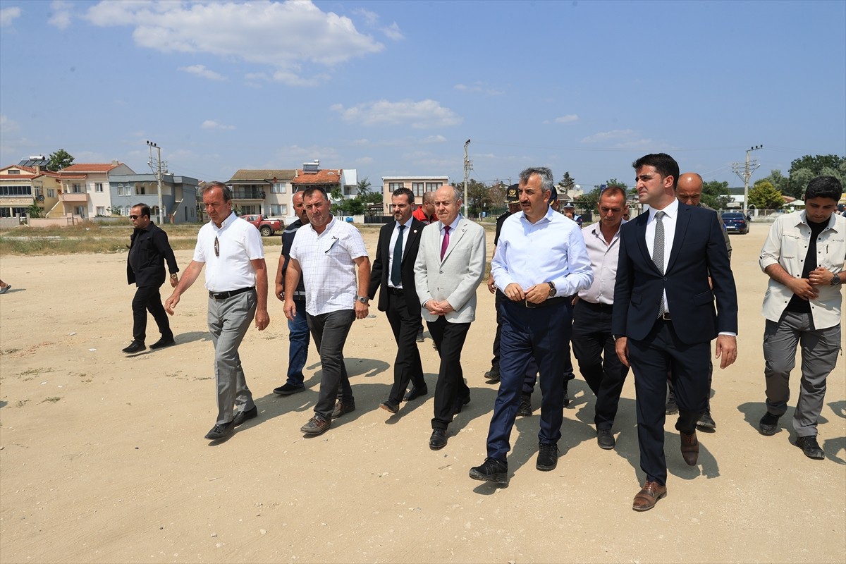 Edirne Valisi Yunus Sezer, Keşan ilçesine bağlı Mecidiye köyü sahilinde incelemede bulundu.