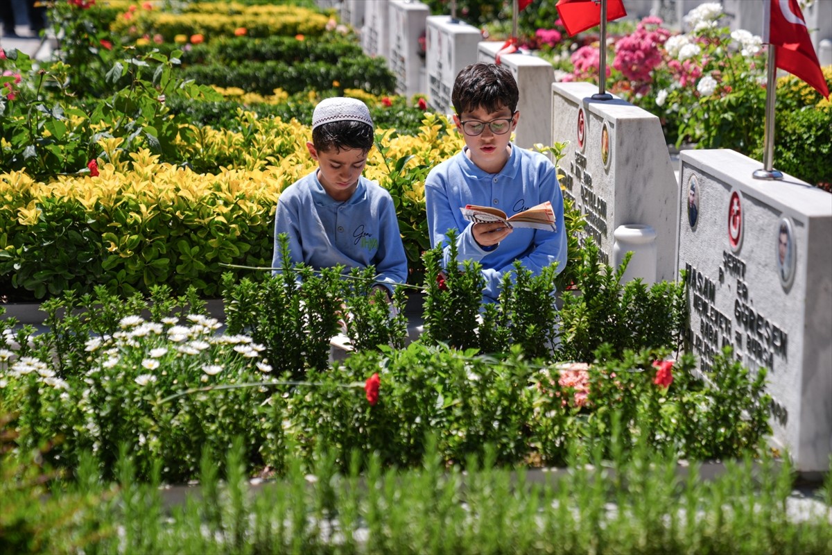 ehit aileleri, Kurban Bayramı arifesinde Edirnekapı Şehitliği'ni ziyaret ederek, Kur'an-ı Kerim...