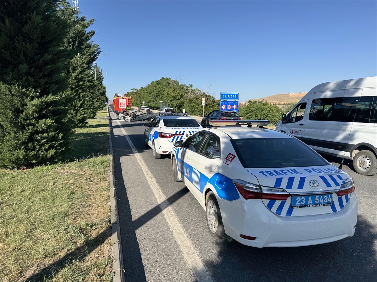 Elazığ'da beton mikseri ile otomobilin çarpışması sonucu 4 kişi yaralandı.
