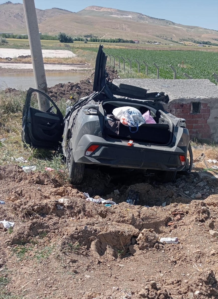 Elazığ'ın Kovancılar ilçesinde otomobilin şarampole devrilmesi sonucu 2'si çocuk 4 kişi...