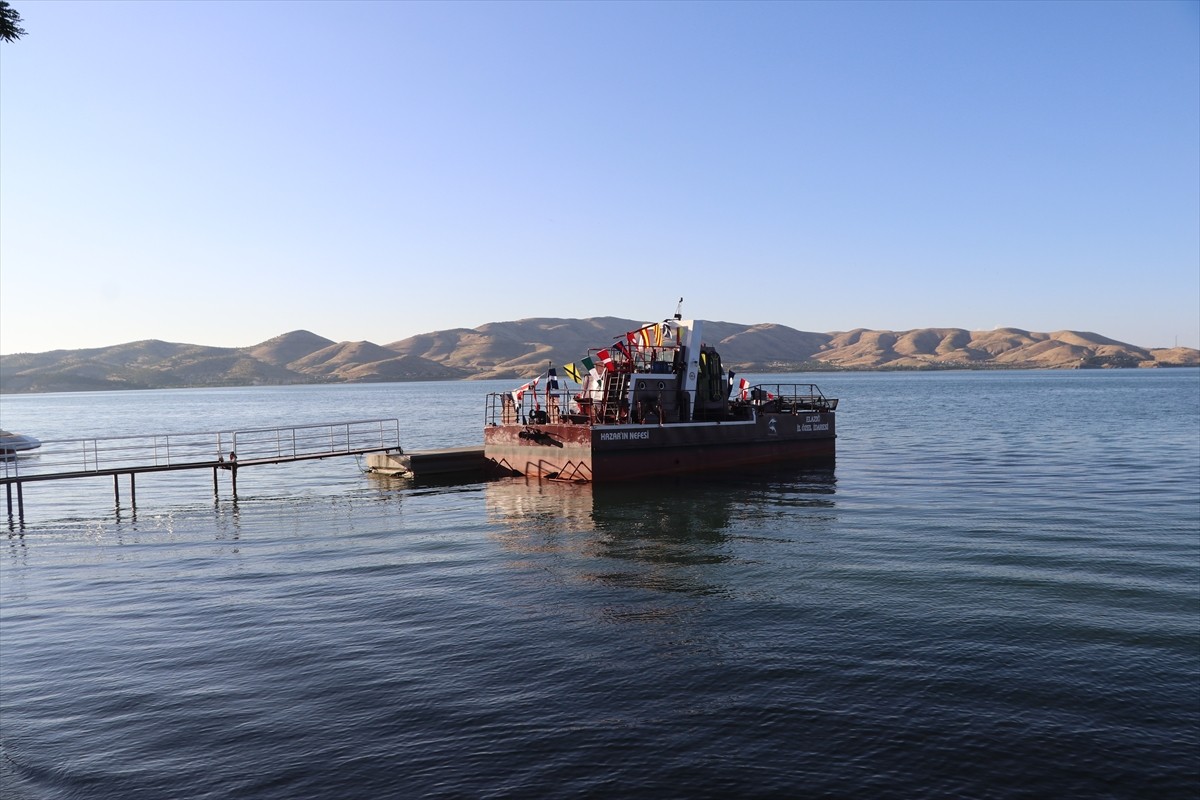 Elazığ'ın Sivrice ilçesindeki Hazar Gölü'nde "Deniz Temizleme Aracı" törenle hizmete...