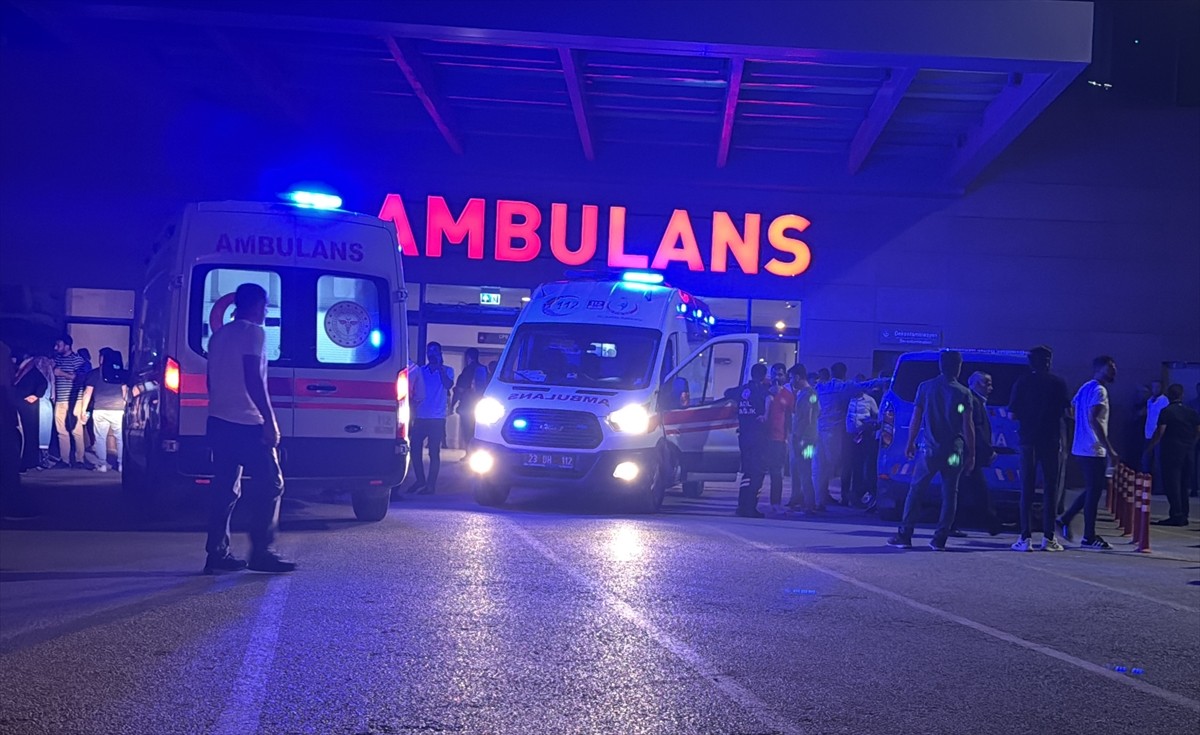 Elazığ'ın Yurtbaşı beldesinde baraj gölüne giren 12 yaşındaki çocuk boğuldu. Ambulansla Fethi...