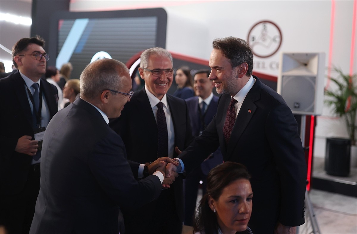Enerji ve Tabii Kaynaklar Bakanı Alparslan Bayraktar (sağda), Azerbaycan'ın başkenti Bakü'de bu...