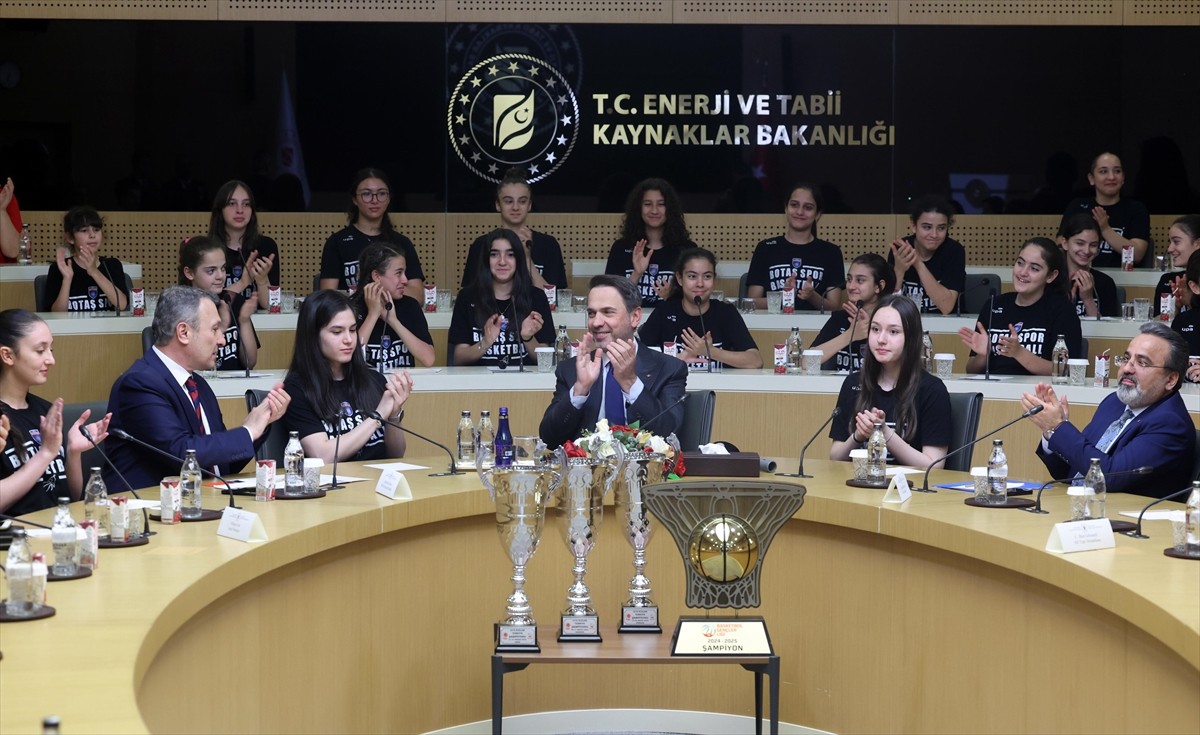  Enerji ve Tabii Kaynaklar Bakanı Alparslan Bayraktar, şampiyonluk kupalarını getiren BOTAŞ Spor...