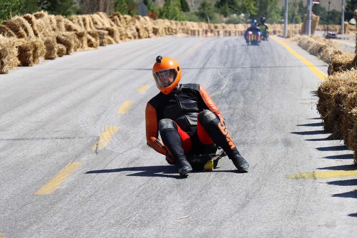Erzincan'da düzenlenen Dünya Kaykay İniş Şampiyonası tamamlandı.
