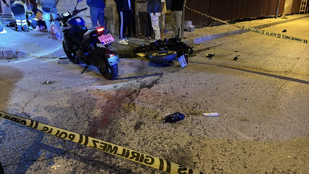 Erzincan’da hafif ticari araç ile motosikletin çarpıştığı kazada, 2 kişi hayatını kaybetti, 1 kişi...