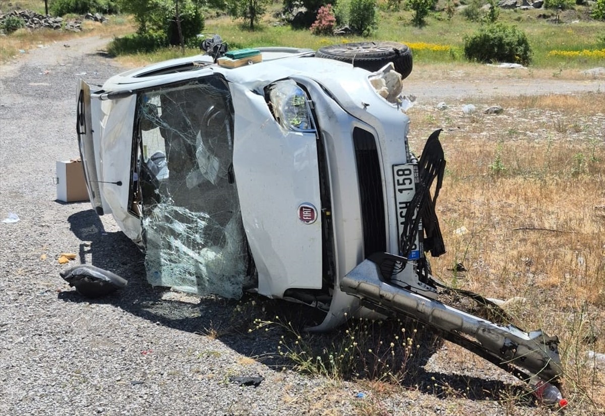 Erzincan’da hafif ticari aracın devrilmesi sonucu 4 kişi yaralandı.