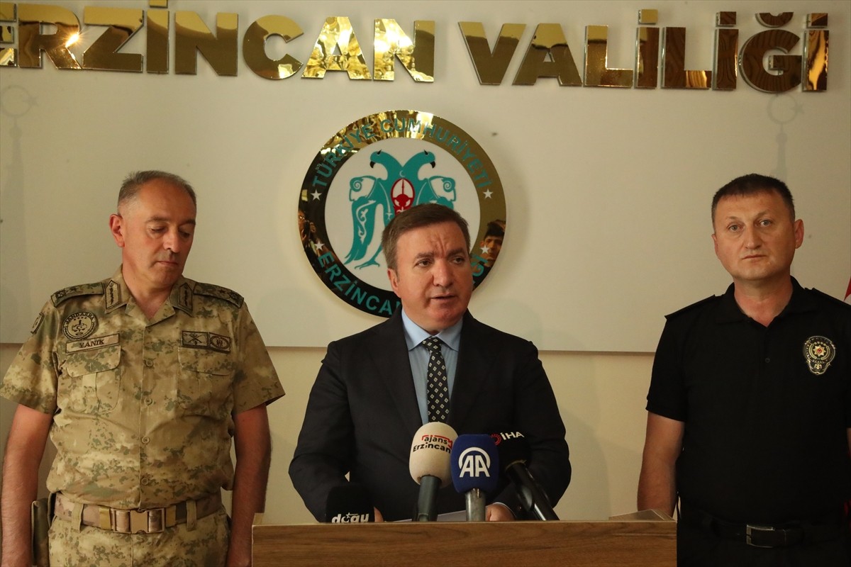 Erzincan Valisi Hamza Aydoğdu (ortada) başkanlığında Valilik Toplantı Salonu'nda "Asayiş ve...