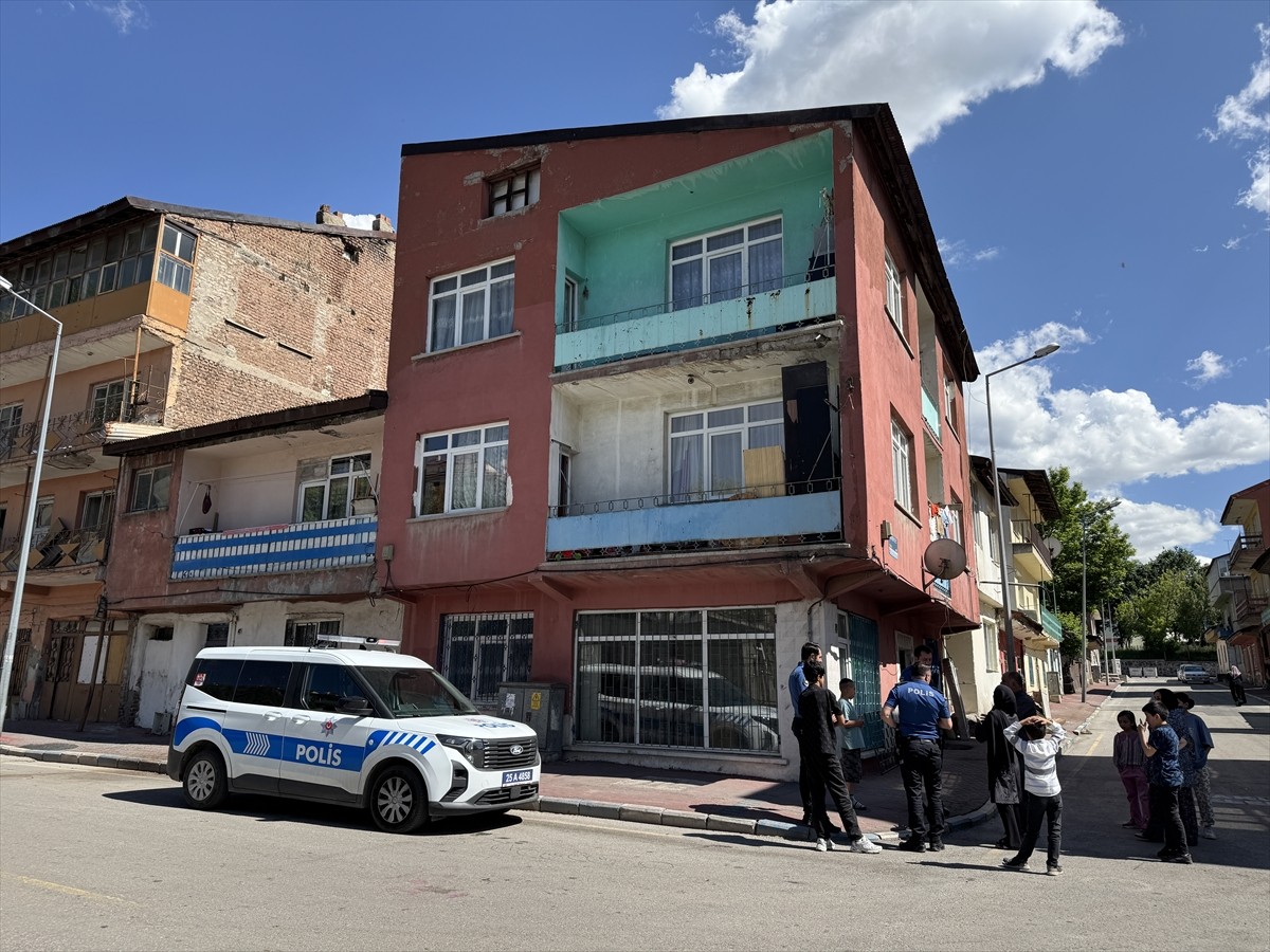 Erzurum'da binanın birinci katındaki balkondan düşen 1,5 yaşındaki bebek ağır yaralandı. Polis...