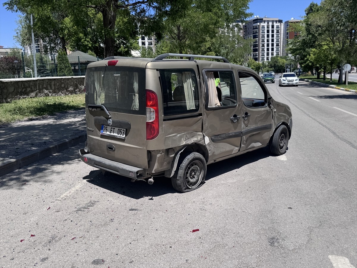 Erzurum'da hafif ticari araçla çarpışan motosikletin sürücüsü ağır yaralandı.
