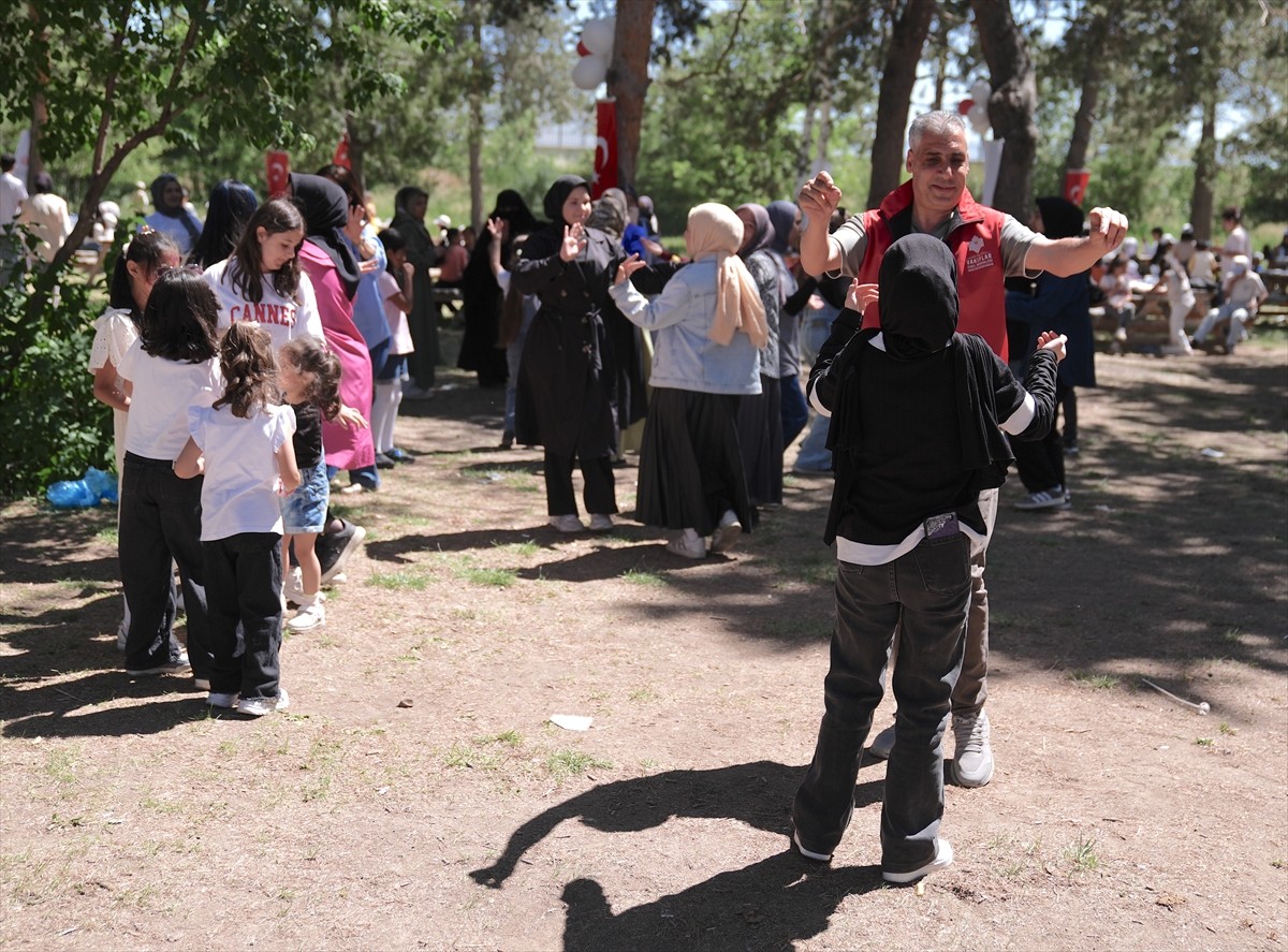  Erzurum'da yetim ve öksüz çocuklar, "piknik şöleni"nde eğlendi. Erzurum Vakıflar Bölge...