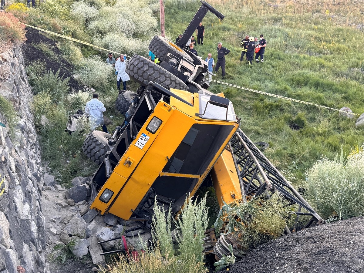 Erzurum'da, yol kenarına devrilen vinçten atlayarak kurtulmaya çalışırken aracın altında kalan...