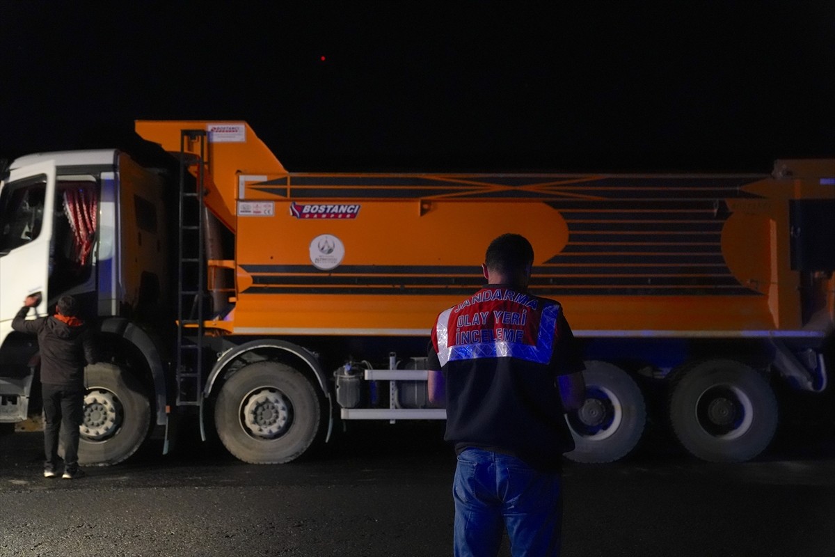 Erzurum'un Aşkale ilçesinde, kamyonun geri manevra yaparken arkasındaki işçilere çarpması sonucu 5...