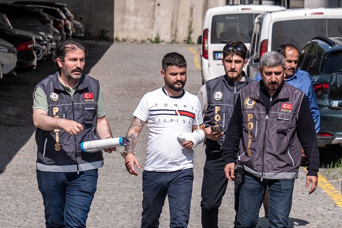 Erzurum'un Aziziye ilçesinde çıkan bıçaklı kavgada 2'si kardeş 3 kişi yaralandı. Zanlılardan...