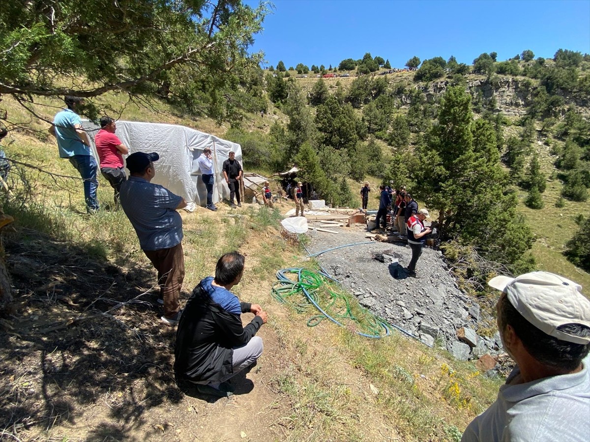 Erzurum'un Oltu ilçesindeki taş ocağında göçük meydana geldiği bildirildi. İlçeye bağlı Dutlu...