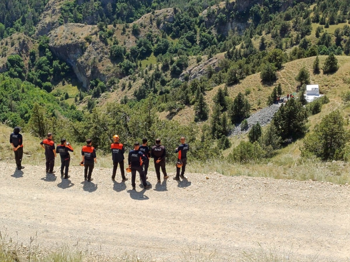 Erzurum'un Oltu ilçesindeki taş ocağında meydana gelen göçükte 3 işçi hayatını kaybetti. İlçeye...