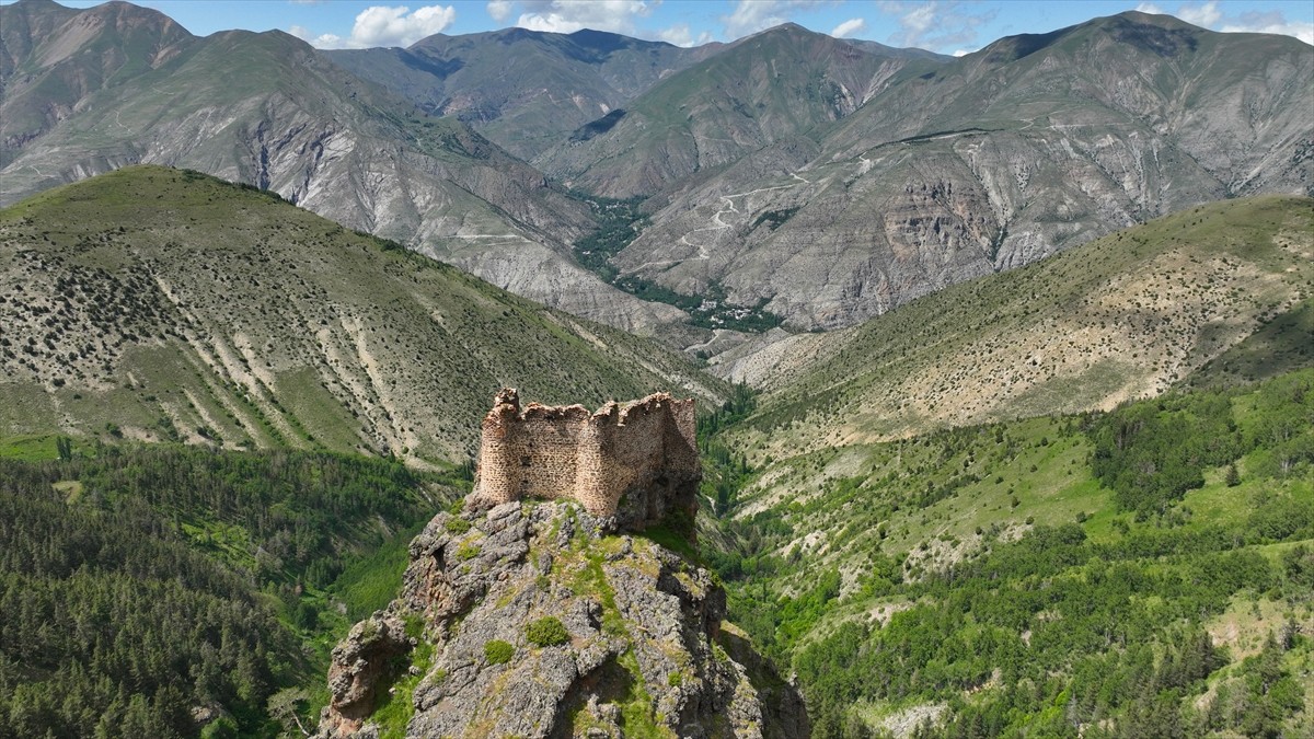 Erzurum'un Tortum ilçesinde ormanlık alanda sarp kayalık üzerine inşa edilen ve yüzyıllardır...