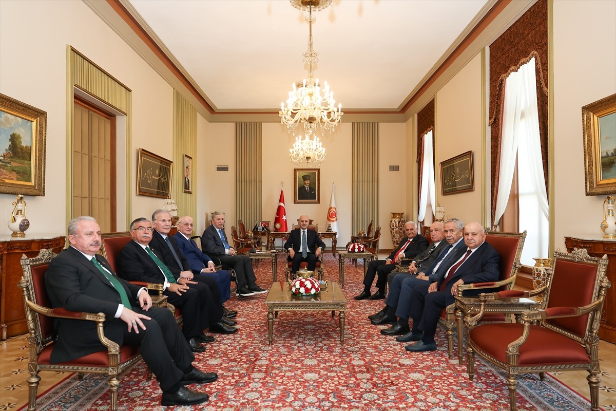 Eski Meclis başkanları, TBMM Başkanlığına yeniden seçilen Numan Kurtulmuş'u (sağ 5) tebrik etti....