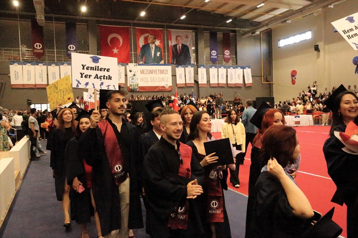Eskişehir'de, Anadolu Üniversitesi'nin bazı fakültelerinde eğitimlerini tamamlayan öğrenciler için...