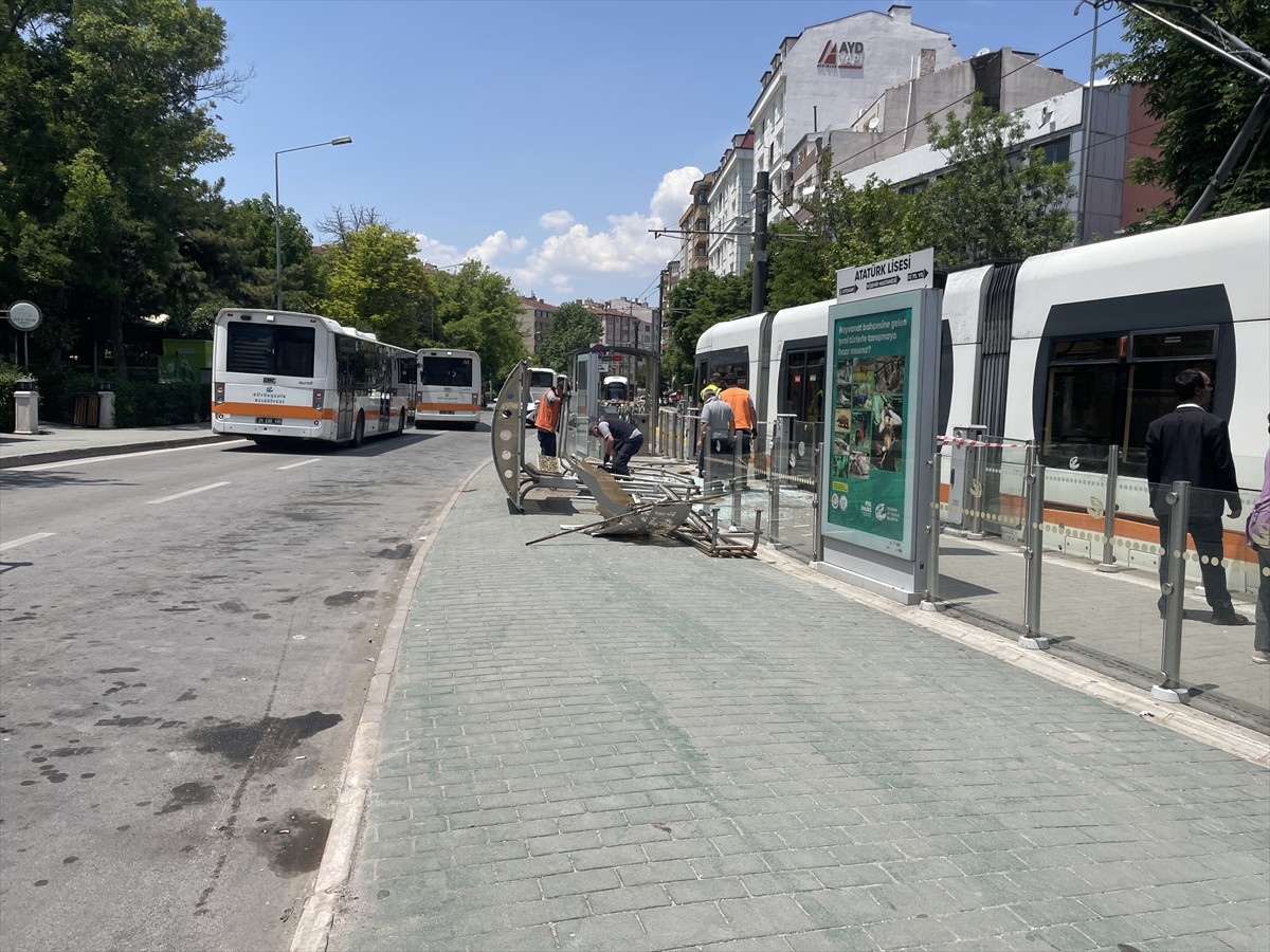 Eskişehir'in Odunpazarı ilçesinde sürücüsünün fenalaşması sonucu kontrolden çıkan belediye...
