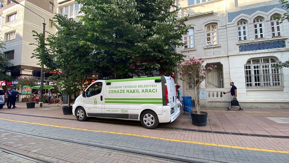 Eskişehir'in Tepebaşı ilçesinde yalnız yaşayan 58 yaşındaki emekli doktor, evinde ölü...