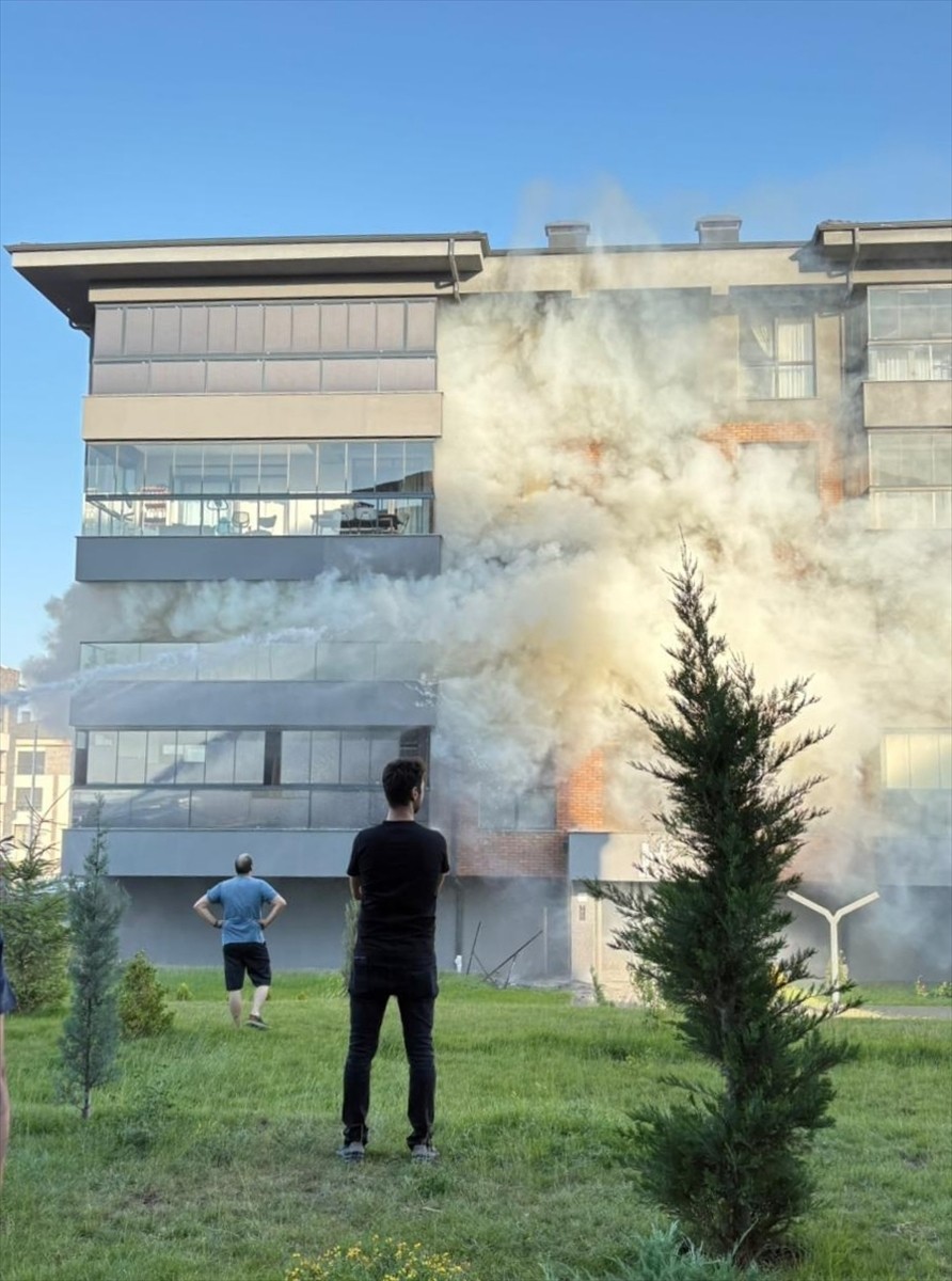 Eskişehir'in Tepebaşı ilçesindeki bir evde buzdolabından çıkan yangında dumandan etkilenen 3 kişi...