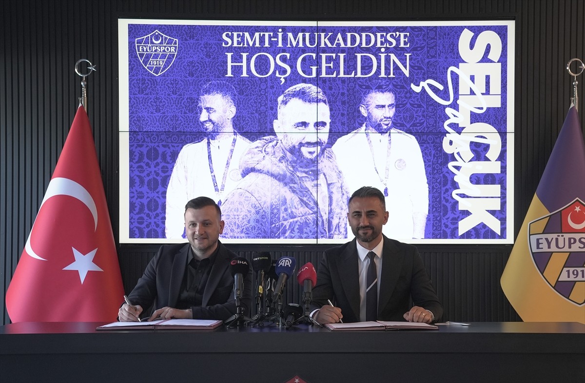 Eyüpspor'da teknik direktörlük görevine getirilen Selçuk Şahin (sağda) ile resmi sözleşme...