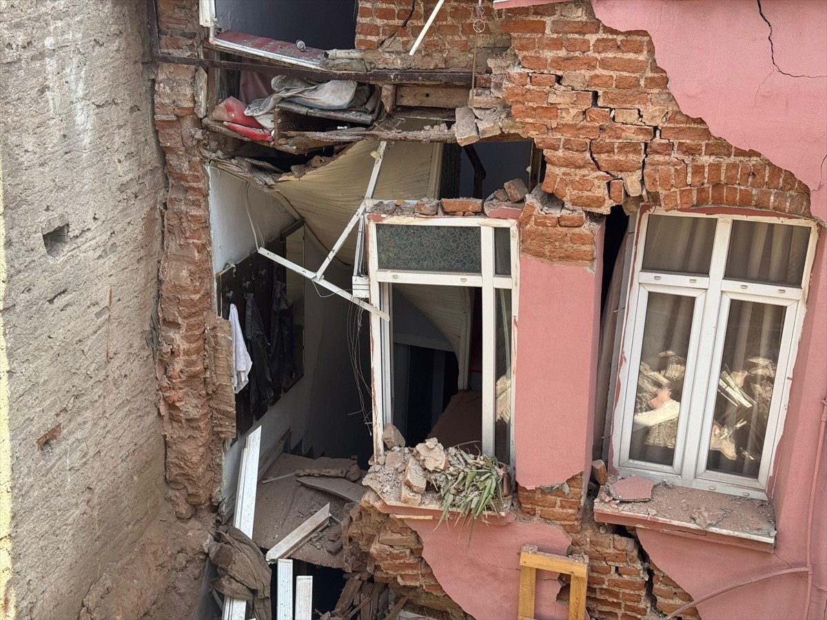 Fatih'te bir binanın arka cephesinde oluşan kısmi çökme nedeniyle bitişikteki bazı binalarda hasar...